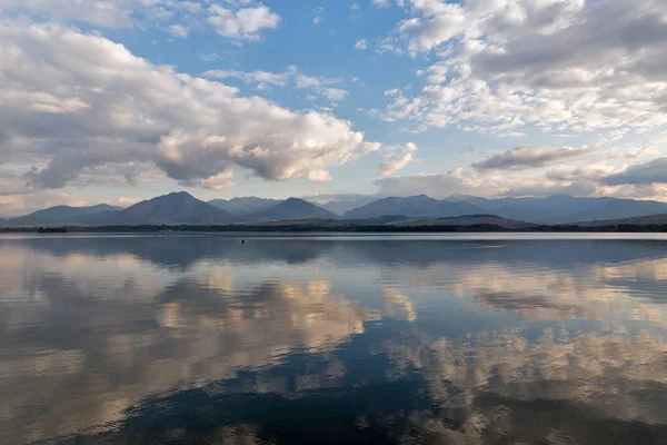 Waters of Liptovska Mara lake in Liptovsky Trnovec village, Slovakia. — Stock Photo, Image