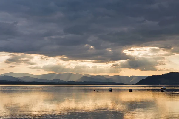 Waters of Liptovska Mara lake in Liptovsky Trnovec village, Slovakia. — Stock Photo, Image