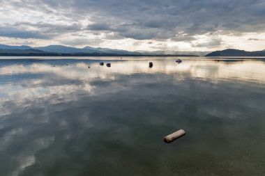 Liptovska Mara suları gölde Liptovsky Trnovec Köyü, Slovakya.