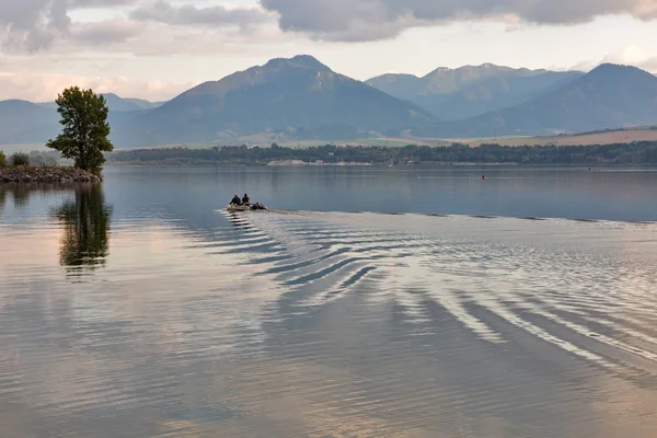 Aguas del lago Liptovska Mara en Liptovsky Trnovec, Eslovaquia . — Foto de Stock