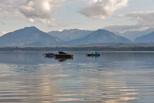 Liptovska Mara suları gölde Liptovsky Trnovec Köyü, Slovakya. — Stok fotoğraf