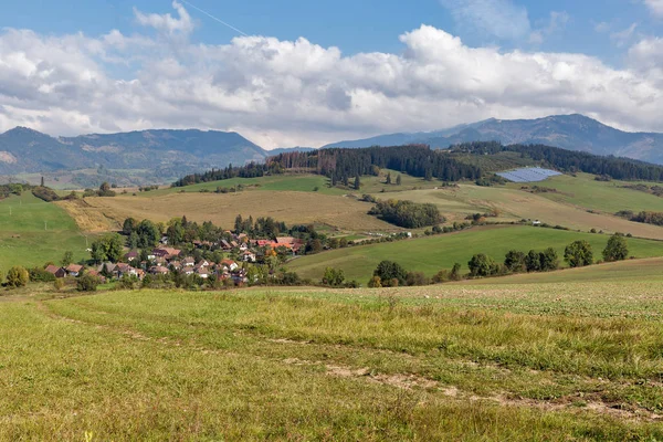 Zomer heuvels landschap met Benusovce gemeente in Slowakije. — Stockfoto