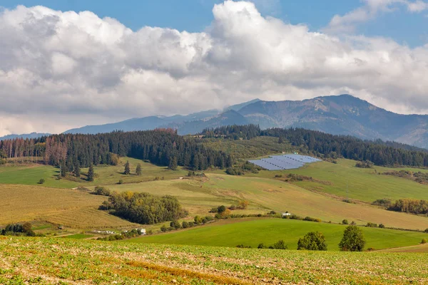 Zomer landschap van de heuvels met dichtbij Benusovce dorp in Slowakije. — Stockfoto