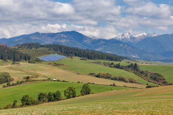 Zomer heuvels landschap met zonnepanelen in Slowakije. — Stockfoto