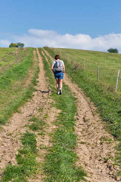 Kvinna vandring på sommaren kulle nära Liptovský Trnovec, Slovakien. — Stockfoto