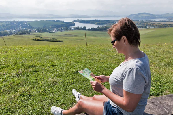 Kvinna med karta på sommaren kullarna nära Liptovský Trnovec, Slovakien. — Stockfoto