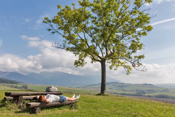 Mulher descansando na colina de verão perto de Liptovsky Trnovec, Eslováquia . — Fotografia de Stock