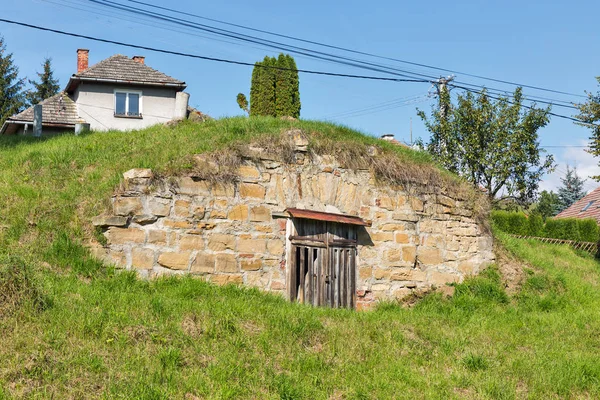 Ländliche Straße mit typischen Häuschen in einer Reihe — Stockfoto