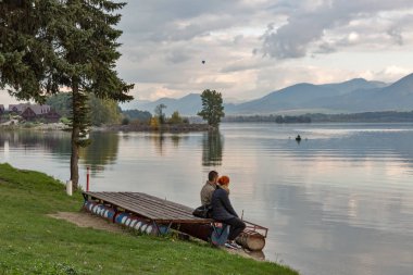 Liptovska Mara göl kıyısı Liptovsky Trnovec Köyü, Slovakya.