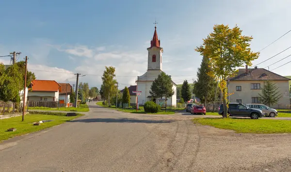 Vidéki katolikus egyház Liptovský Trnovec, Szlovákia. — Stock Fotó