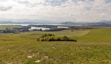 Yaz tepeler yakın Liptovsky Trnovec Köyü, Slovakya.