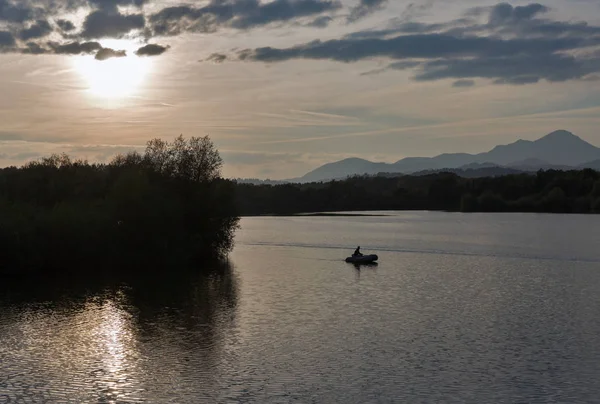 Sunset Liptovska Mara lake in Liptovsky Trnovec village, Slovakia. — Stock Photo, Image