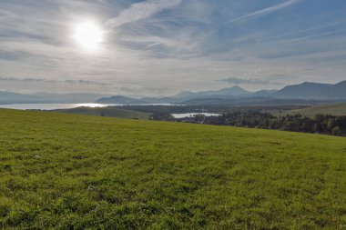 Günbatımı üzerinde Liptovska Mara Gölü Liptovsky Trnovec Köyü, Slovakya.