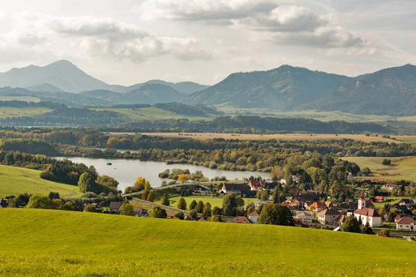 Colinas de verano cerca de Liptovsky Trnovec pueblo, Eslovaquia . — Foto de Stock