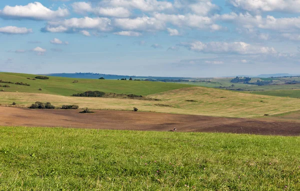 Sommerliche Hügellandschaft mit Traktor in der Slowakei. — Stockfoto