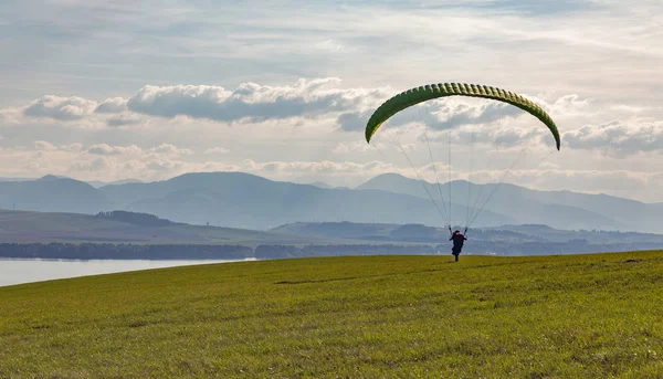 Gleitschirm startet Flug von der Schanze. Extremsport. — Stockfoto