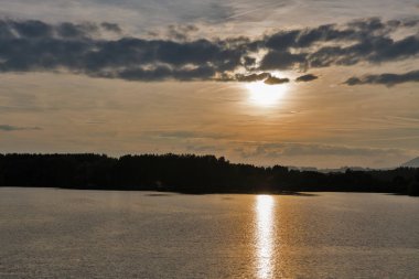 Gün batımı Liptovska Mara gölde Liptovsky Trnovec Köyü, Slovakya.