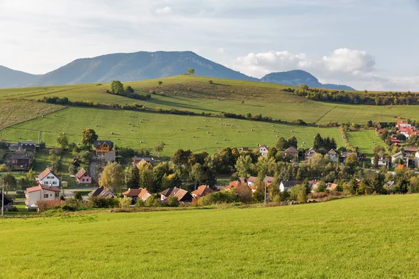 Nyári dombokon falu Liptovský Trnovec, Szlovákia. — Stock Fotó