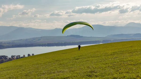 Paraglider börjar flyg från kullen. Extrema sporter aktivitet. — Stockfoto
