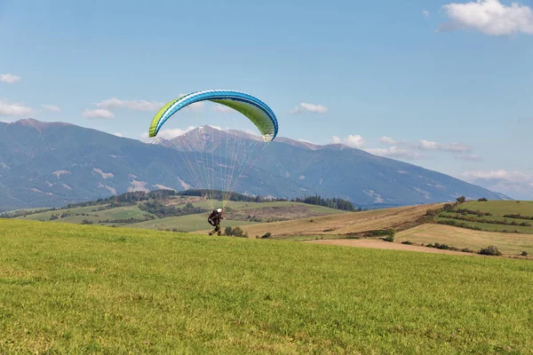Parapente inicia voo a partir da colina em Liptovsky Trnovec, Eslováquia . — Fotografia de Stock
