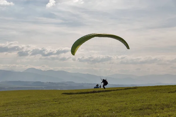 Parapente inicia voo a partir da colina em Liptovsky Trnovec, Eslováquia . — Fotografia de Stock