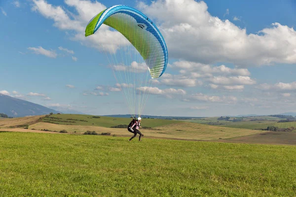 Parapente commence vol de la colline à Liptovsky Trnovec, Slovaquie . — Photo