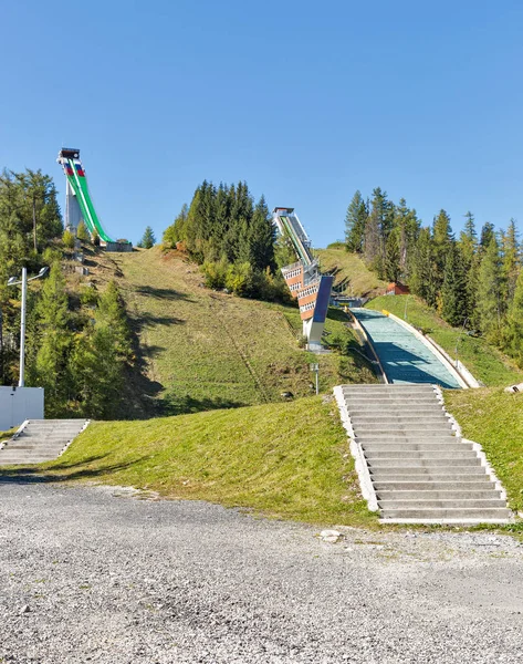 Ski jump stadion na brzegu jeziora Szczyrbskie na Słowacji. — Zdjęcie stockowe