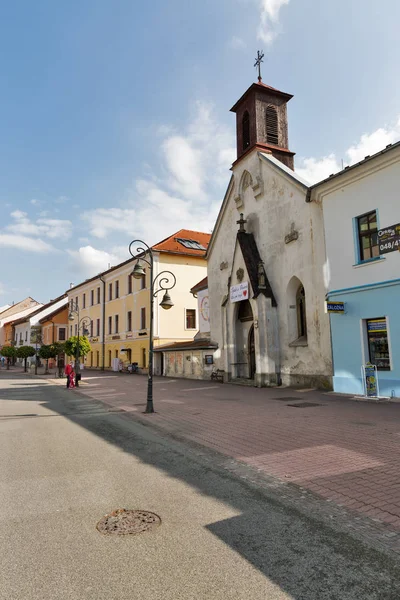 Dolna sokak Banska Bystrica, Slovakya. — Stok fotoğraf