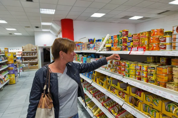 Lebensmittelgeschäft in banska bystrica, Slowakei. — Stockfoto