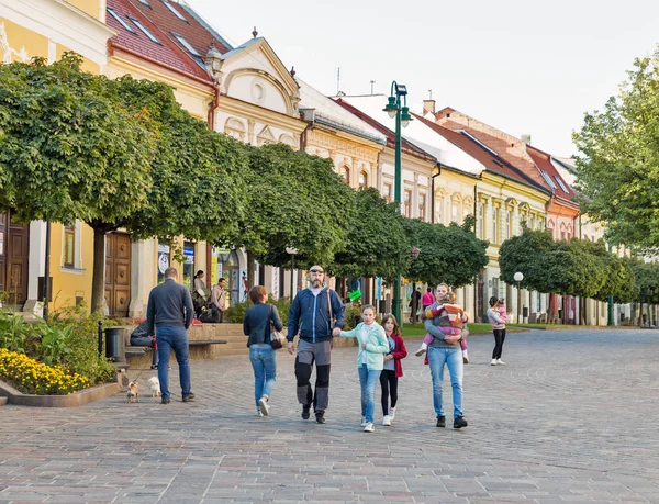 Az emberek séta a régi város Eperjes, Szlovákia. — Stock Fotó