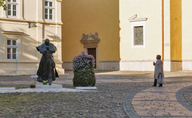 Papa John Paul II heykeli yakın St.Nicholas Kilisesi Presov, Slovakya