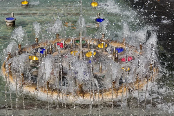 Fuente de canto en el casco antiguo de Kosice, Eslovaquia . — Foto de Stock