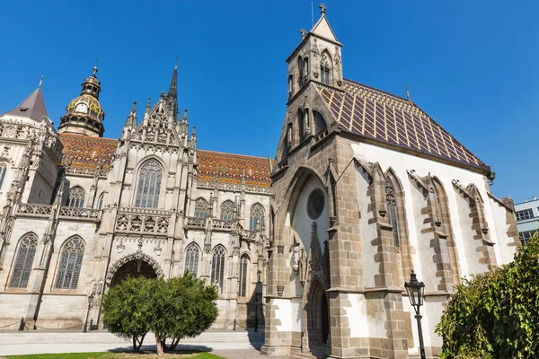 Chapelle Saint-Michel et cathédrale Sainte-Élisabeth. Kosice, Slovaquie — Photo