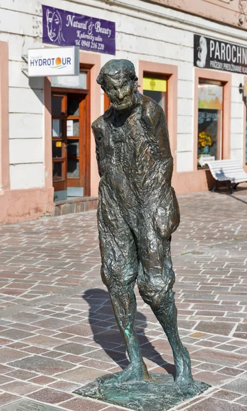 Julius Jakoby bronzen standbeeld in de oude stad Kosice, Slowakije. — Stockfoto