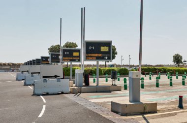 Bastia feribot limanına araba girişi. Korsika, Fransa.