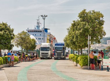 Bastia feribot limanında bekleyen insanlar var. Korsika, Fransa.