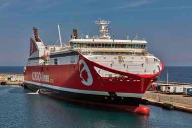 Korsika Hattı feribot gemisi Bastia feribot limanında demirli, Fransa.