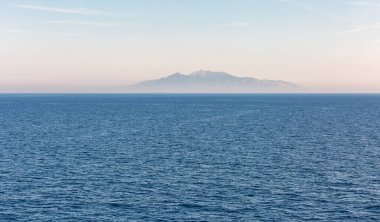 Açık denizde Elba Adası silueti
