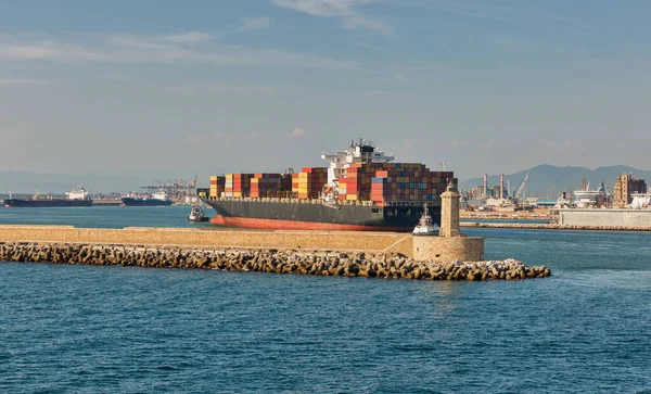 Tugs and cargo container ship entering port of Livorno, Italy. — Stock Photo, Image