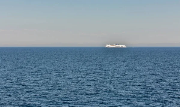Паромное судно Grimaldi Lines в открытом море . — стоковое фото