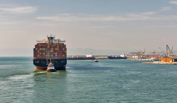 Maersk九龙货船进入意大利利沃诺港. — 图库照片
