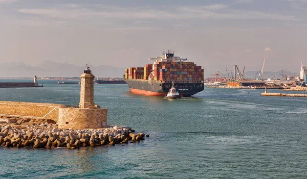 Maersk Kowloon cargo container ship entering port of Livorno, Italy. — Stock Photo, Image