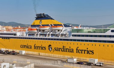 Livorno limanına demirlemiş Mega Express 3 feribot gemisi, İtalya.