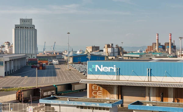 Porto de Livorno com guindastes e armazéns, Itália . — Fotografia de Stock