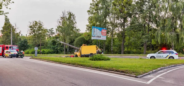 Autounfall mit LKW und Laternenmast. rivne, ukraine. — Stockfoto