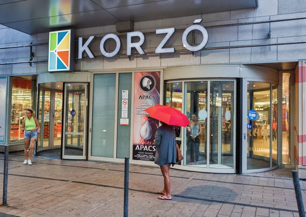 Korzo vstup do supermarketu na ulici v Nyiregyhaza, Maďarsko. — Stock fotografie