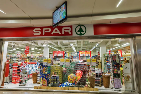 SPAR supermarket glass case in Nyiregyhaza, Hungary. — Stock Photo, Image