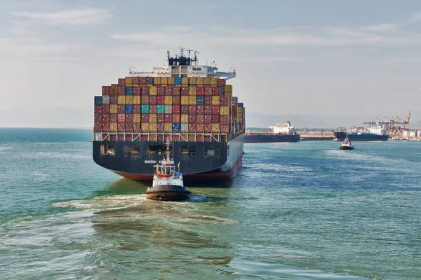 Maersk九龙货船进入意大利利沃诺港. — 图库照片