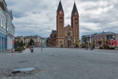 Macaristan, Nyiregyhaza 'daki Roma Katolik Kilisesi' nin gece manzarası.