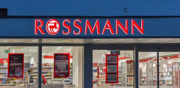 Macaristan, Nyiregyhaza 'da şehir caddesindeki Rossmann mağazası.. — Stok fotoğraf